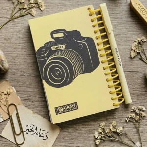 دفتر ملاحظات مع قلم 